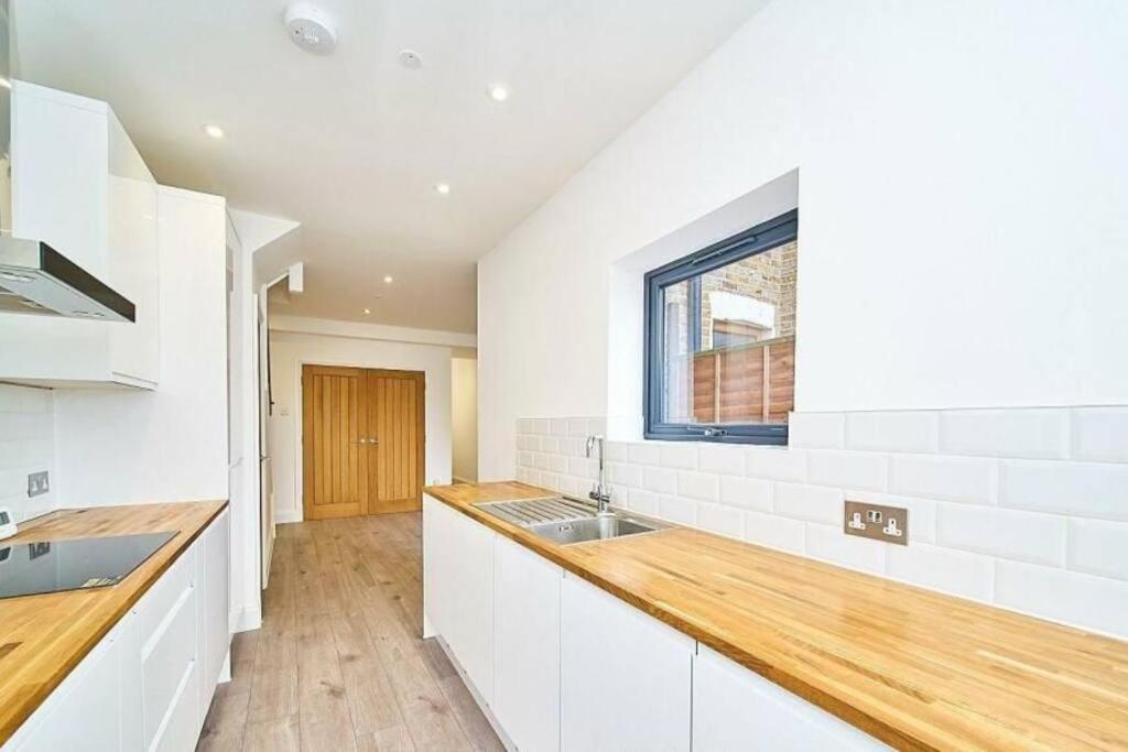 Spacious 4Br House, London, Sleeps 9, Parking Available Εξωτερικό φωτογραφία