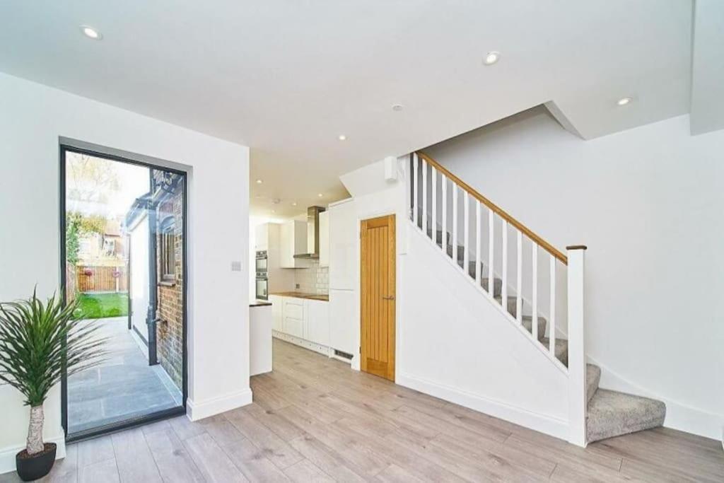 Spacious 4Br House, London, Sleeps 9, Parking Available Εξωτερικό φωτογραφία
