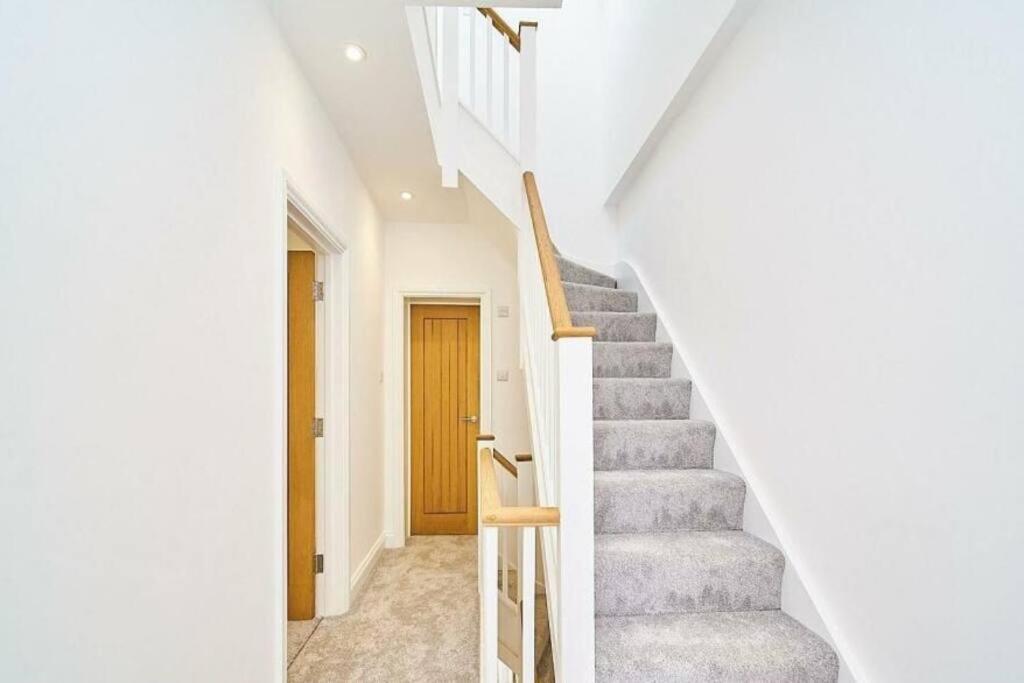 Spacious 4Br House, London, Sleeps 9, Parking Available Εξωτερικό φωτογραφία