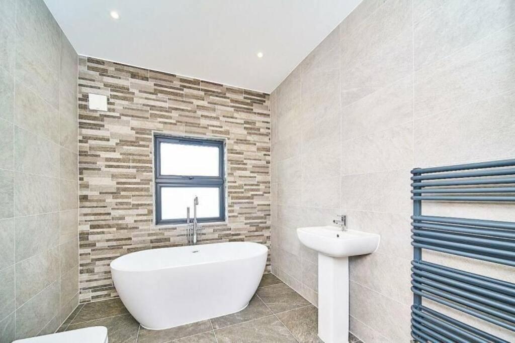 Spacious 4Br House, London, Sleeps 9, Parking Available Εξωτερικό φωτογραφία