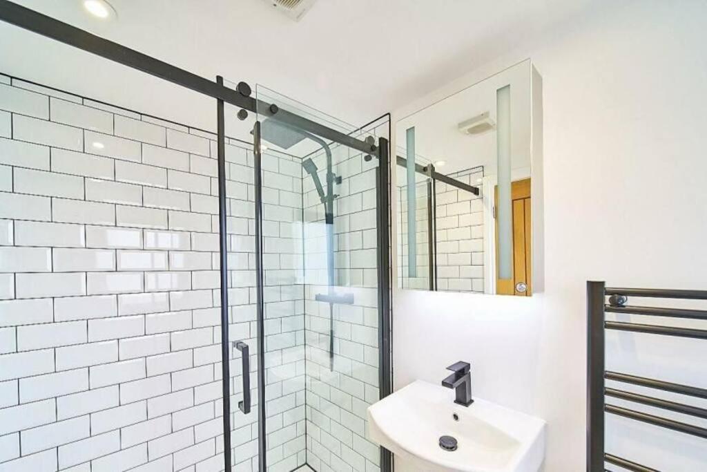 Spacious 4Br House, London, Sleeps 9, Parking Available Εξωτερικό φωτογραφία