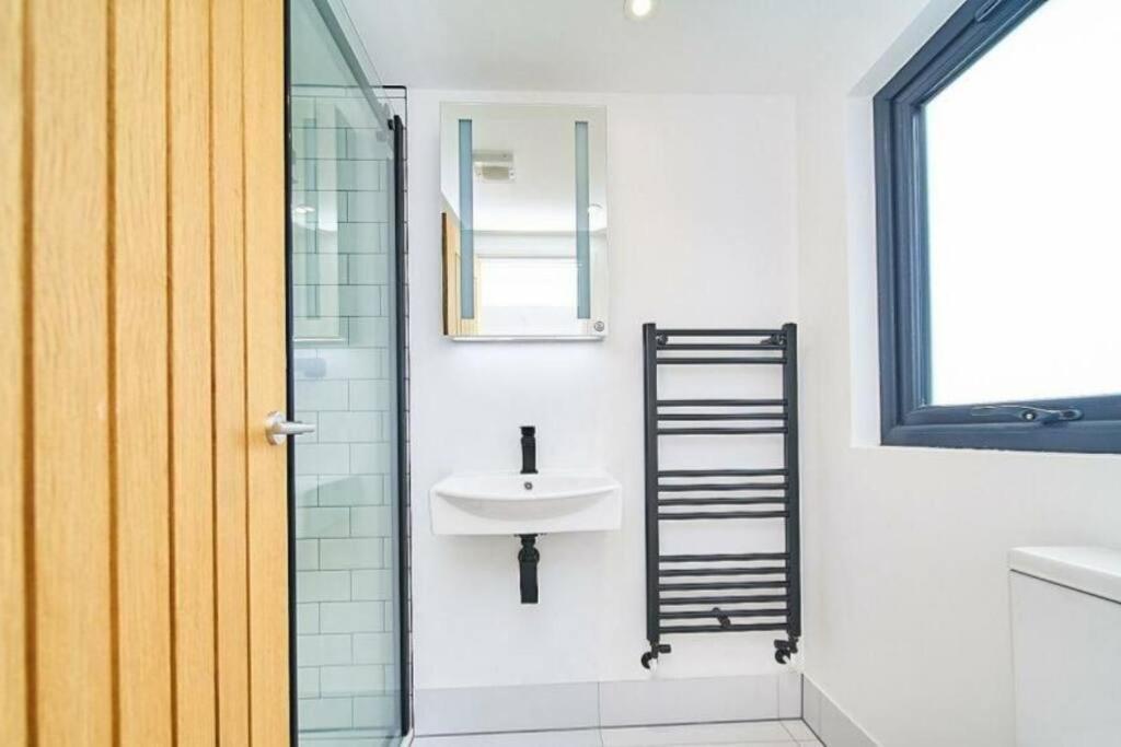 Spacious 4Br House, London, Sleeps 9, Parking Available Εξωτερικό φωτογραφία