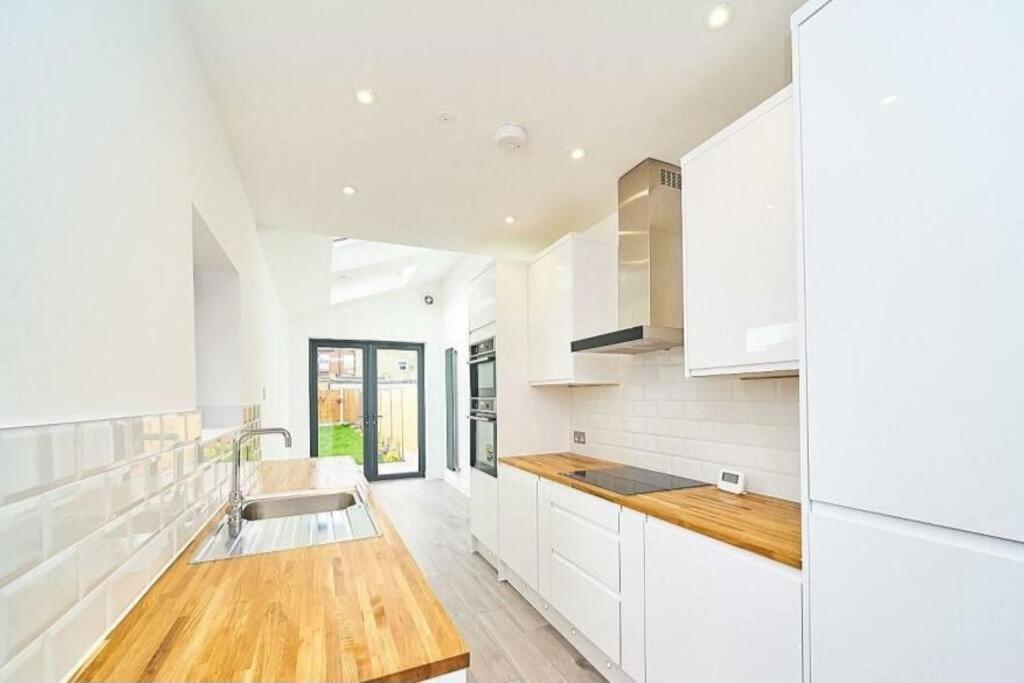 Spacious 4Br House, London, Sleeps 9, Parking Available Εξωτερικό φωτογραφία