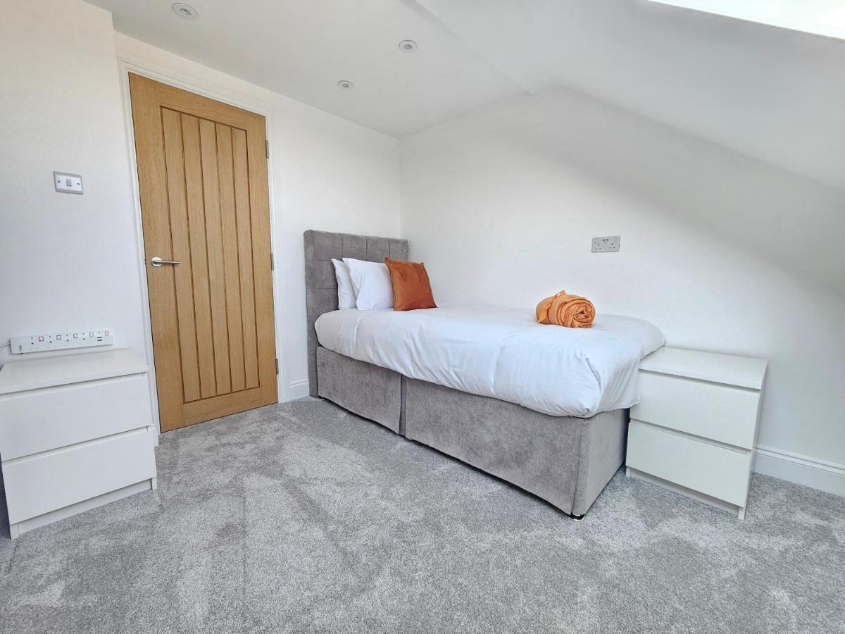Spacious 4Br House, London, Sleeps 9, Parking Available Εξωτερικό φωτογραφία